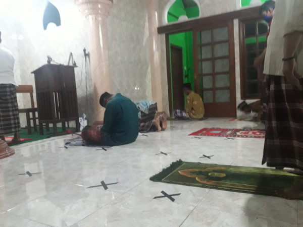 Kegiatan Sholat Maghrib Berjamaah di masjid Baitul Muttaqin