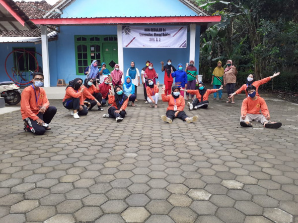 Senam CERIA Bersama Mahasiswa KKN UAD Yogyakarta 