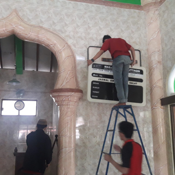 Pemasangan Bantuan Jam Digital Masjid Baitul Muttaqin