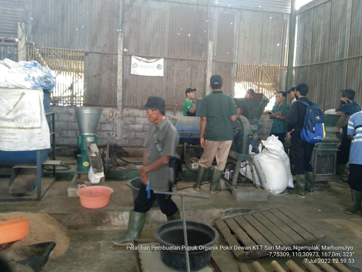 Pelatihan Pembuatan Pupuk Organik Kelompok Ternak Sari Mulyo Ngemplaksari di Cibuk Kidul