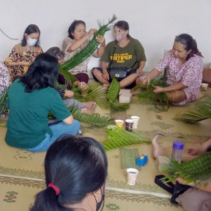 Pendidikan dan Layanan Agama bagi Keluarga dan Masyarakat (Workshop Menganyam daun Palem dan Dedaunan)