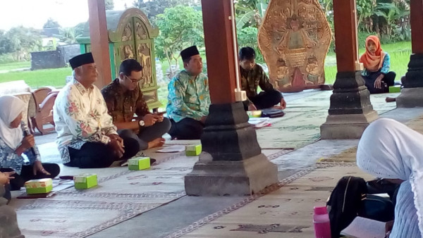 kegiatan dihadiri bpk kapus puskesmas depok 2, TOMA, pengurus kampung kb seksi  agama