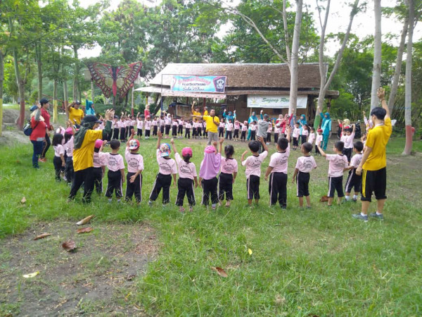 seksi pendidikan kegiatan outbond siswa siswi TK Harapan Padukuhan Gandok