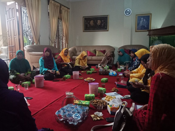 pertemuan rutin ibu-ibu kader PKK