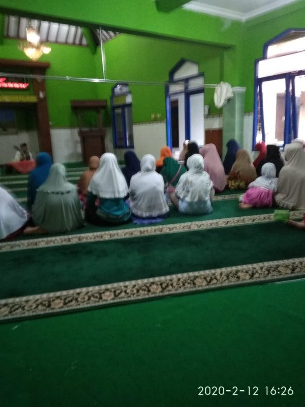 Seksi Agama, Pengajian rutin ibu2 dan remaja putri , Pojok Tiyasan . 