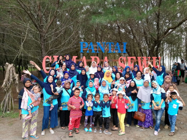 seksi pendidikan Kumpulan ibu2 pkk padukuhan pondok,  refresing ke pantai cemara sewu dan pantai depok 