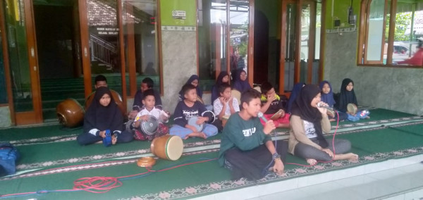 Seksi Agama, Latihan Hadroh anak-anak TPA di Padukuhan Ngringin