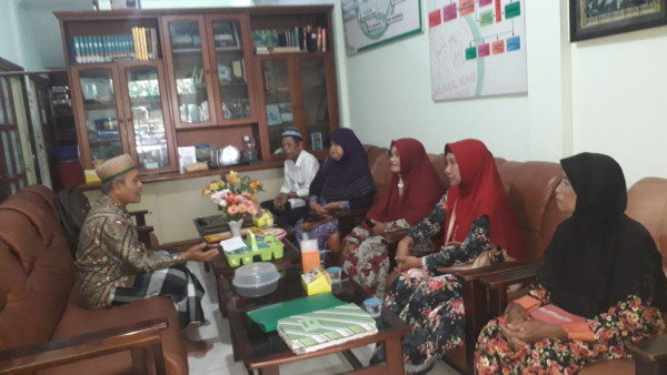 Seksi kasih sayang, Ibu-ibu pengajian Al-Hidayah padukuhan Manukan, memberi infaq yatim piatu di masjid Nurul Haq Gedong kuning