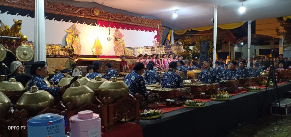 seksi budaya, pagelaran wayang dalam rangka peresmian balai dusun dan gedung olah raga padukuhan gejayan