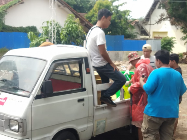 seksi lingkungan, penyemprotan disinfektan dalam rangka menangkal virus corona di padukuhan gejayan