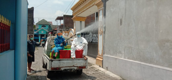 seksi lingkungan, penyemprotan disinfektan di padukuhan gejayan