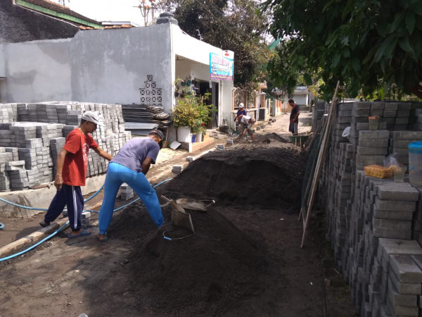 seksi lingkungan, kerjabakti pemasangan konblok bantuan desa di padukuhan pondok