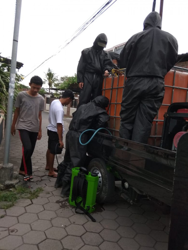 seksi lingkungan, penyemprotan disinfektan di padukuhan gejayan