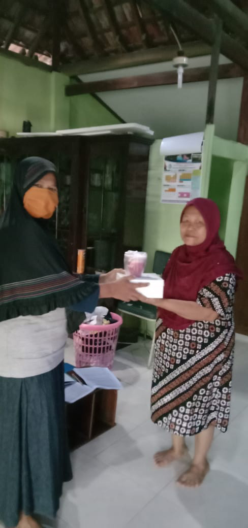 seksi kasih sayang, pembagian nasi box dari dapur umum desa condongcatur untuk lansia di padukuhan sanggrahan