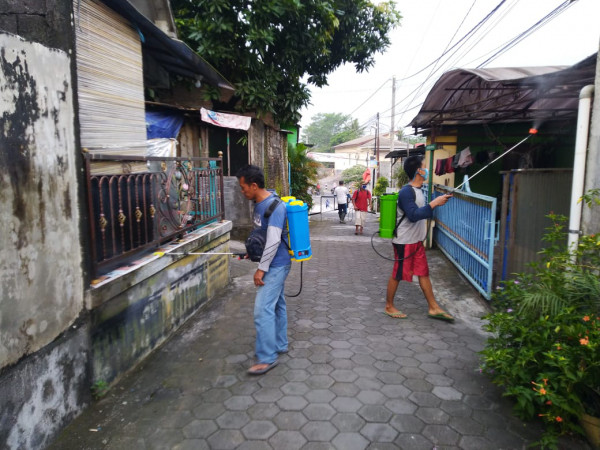 Seksi Lingkungan, penyemprotan disinfektan di padukuhan manukan