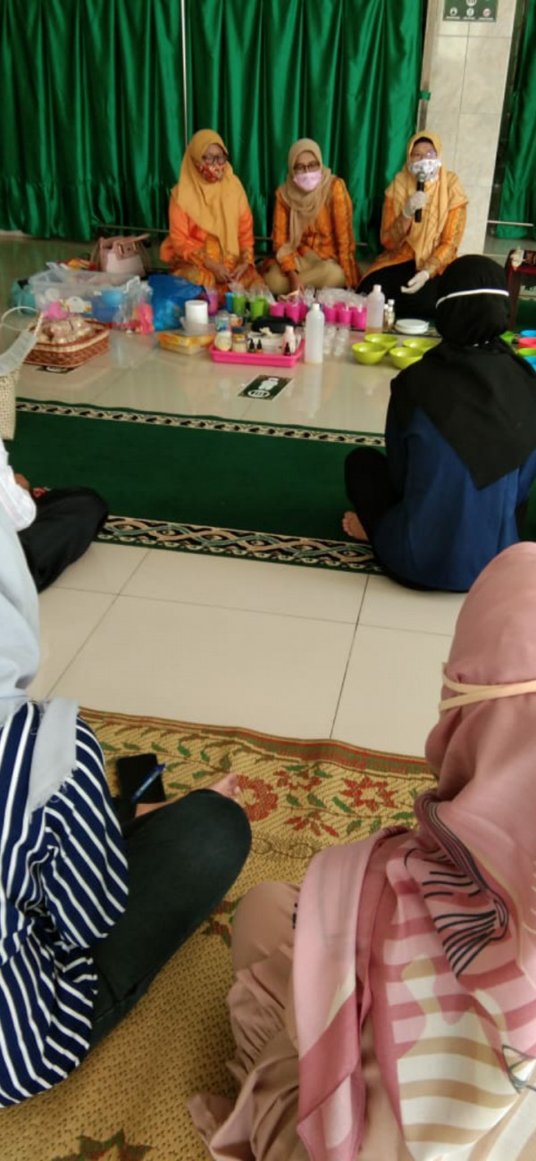 Seksi Pendidikan, pelatihan pembuatan sabun antijerawat