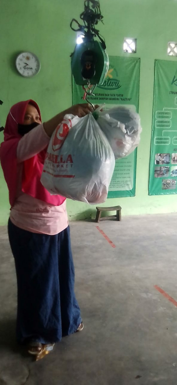 Seksi Lingkungan, di Bank Sampah Kasturi Karangasem Gempol RW 12, setor dan Penimbangan barang bekas