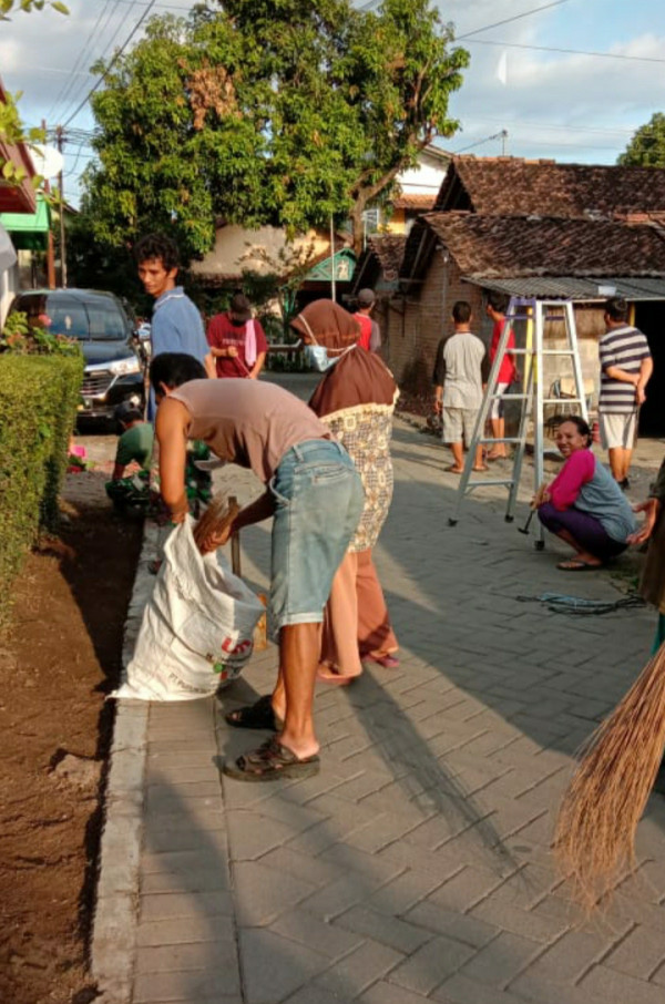 Seksi Lingkungan, Kerja bakti warga Rt 04 dalam rangka lomba kebersihan tingkat padukuhan di padukuhan Gandok