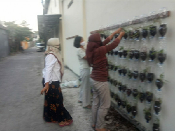 Seksi Lingkungan, Menanam bunga, memanfaatkan barang bekas mjd taman vertikal 