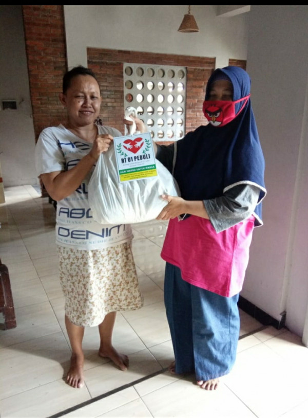 Seksi kasih sayang, Pembagian paket sembako