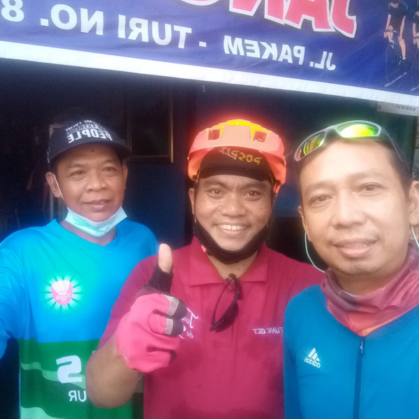 Gowes bersama lurah desa condongcatur,   rute dari RW 17 padukuhan Dero sampai pakem