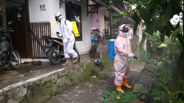 Penyemprotan Disinfektan oleh Gugus Tugas Covid 19 CC oleh Destana CC