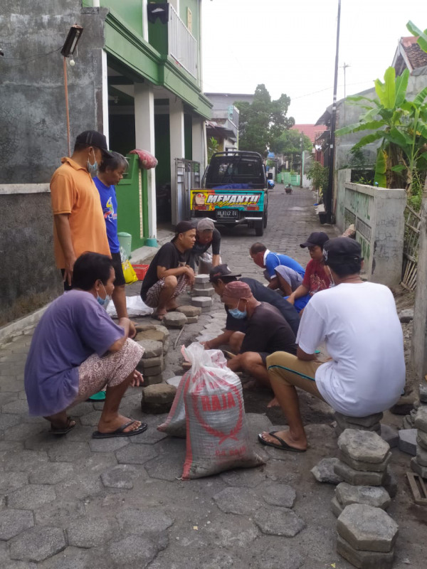 Kerja bakti memperbaiki paving blok