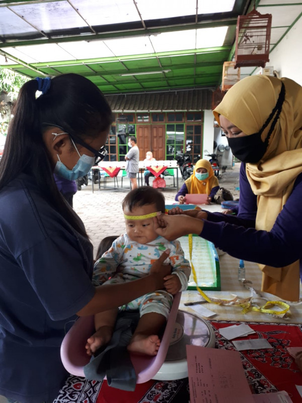 Posyandu Aster Gejayan melakukan posyandu balita