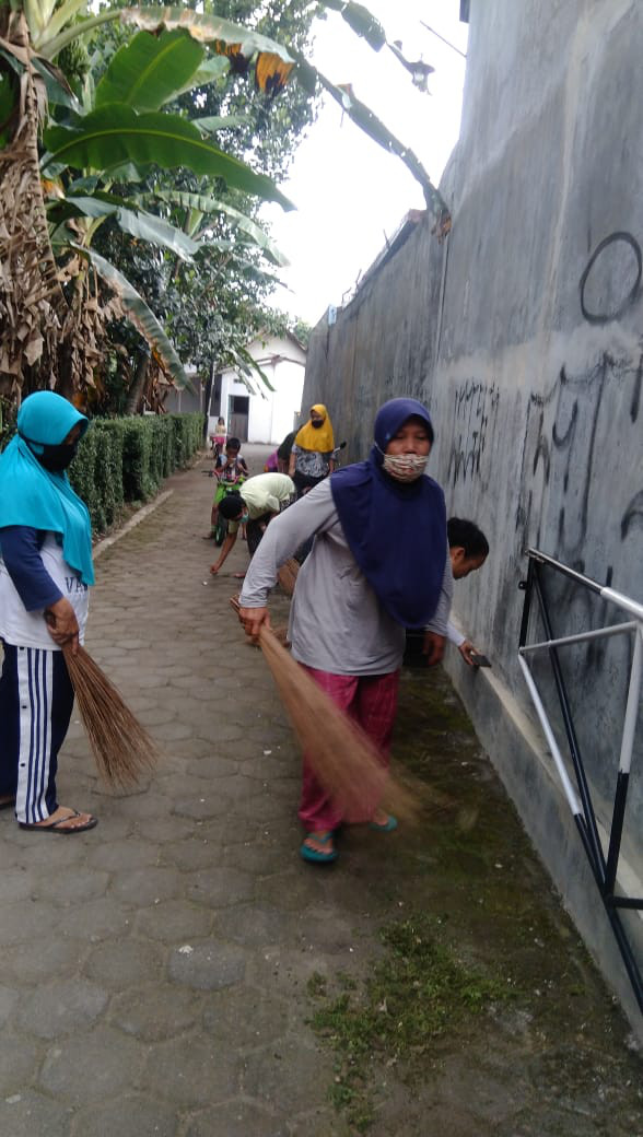 kerja bakti di Rt 04 Rw 56 Padukuhan Gandok