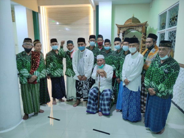 Ramah tamah perangkat desa Condongcatur dengan jamaah masjid Almukhlasin pringgolayan