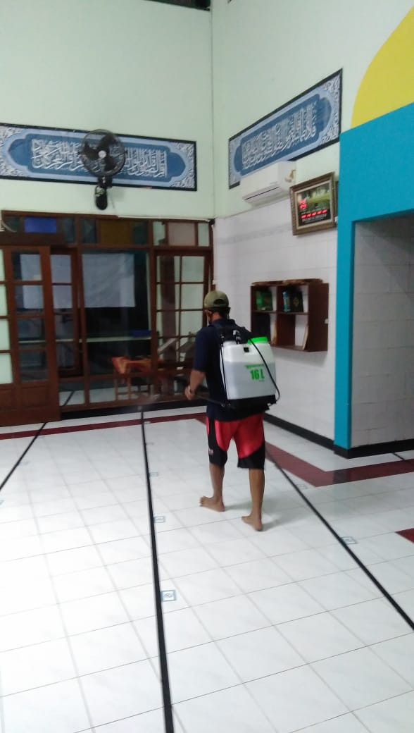 Penyemprotan yg di lakukan oleh warga rt 6 di Masjid Al Hidayah