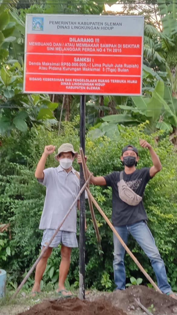 Pemasangan larangan membuang sampah di Padukuhan Manukan