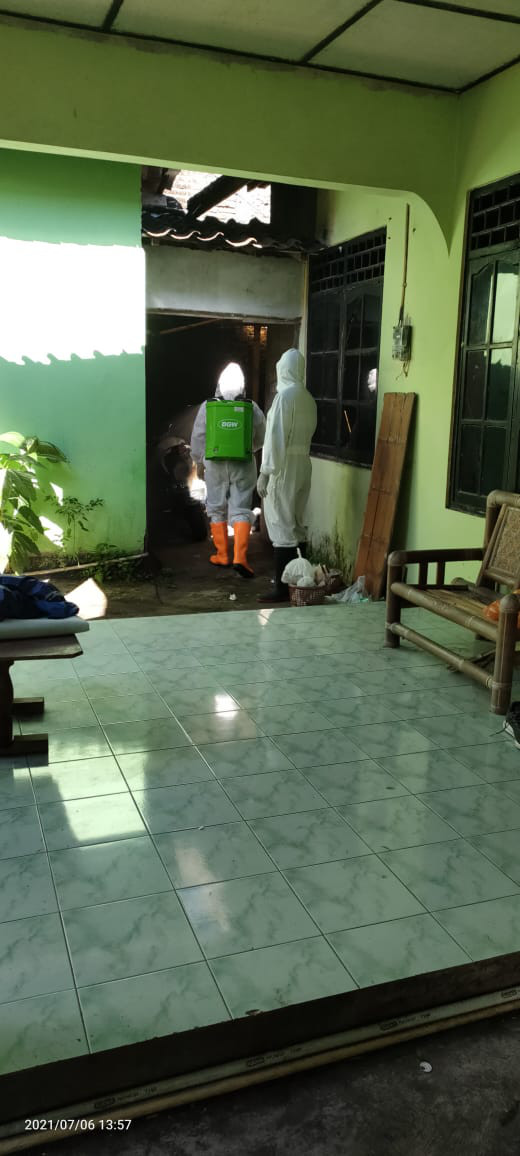 Jaga warga Gejayan melakukan penyemprotan di rumah warga yg terinveksi covid di gejayan