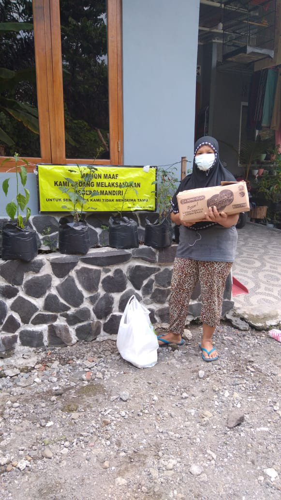 Penyaluran bantuan sembako utk warga yang isoman di tiyasan