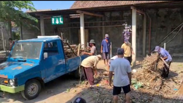 kerja bakti di masjid Nurul Hidayah kayen