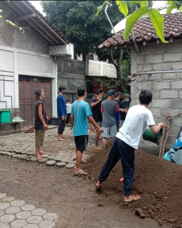 kerja bakti pembuangan Uruk di lokasi sepanjang jalan menuju balai Rw 56 padukuhan gandok