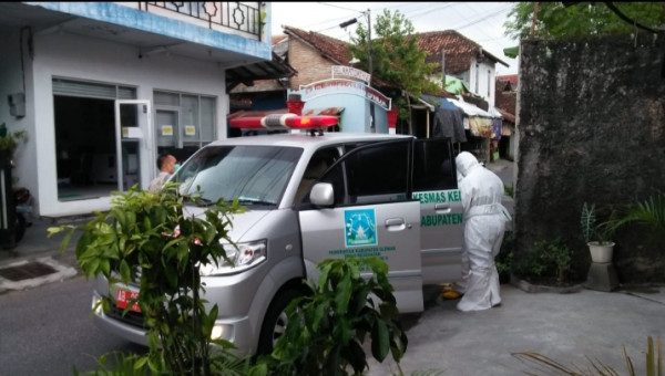 Penjemputan pasien covid yg kost di pak Sigit rt 5 jam 12 tadi di bawa ke asrama haji