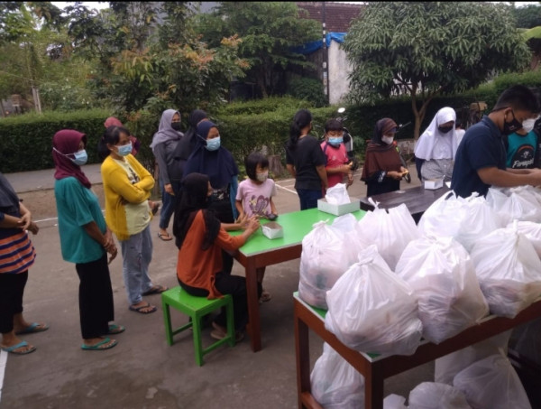 kegiatan pembagian daging kurban dari Muslim United di padukihan Gandok