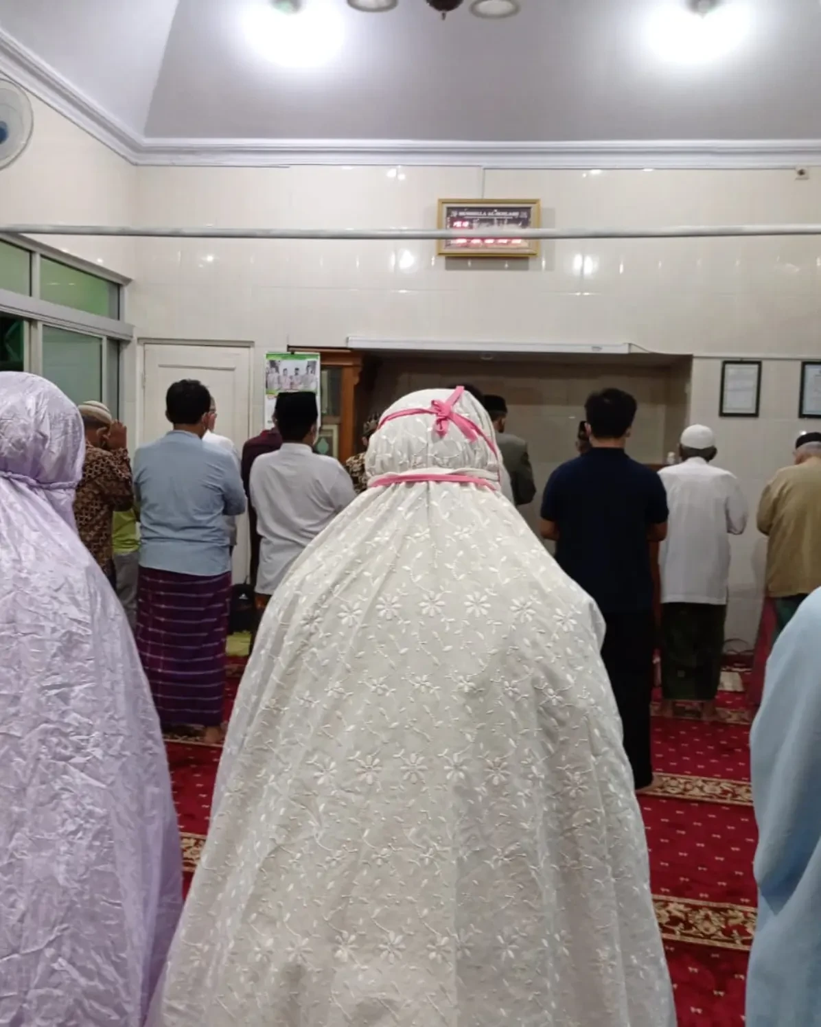 sholat tarawih secara berjamaah. Di mushola Al Ikhlas Rw 22 Padukuhan Ngringin