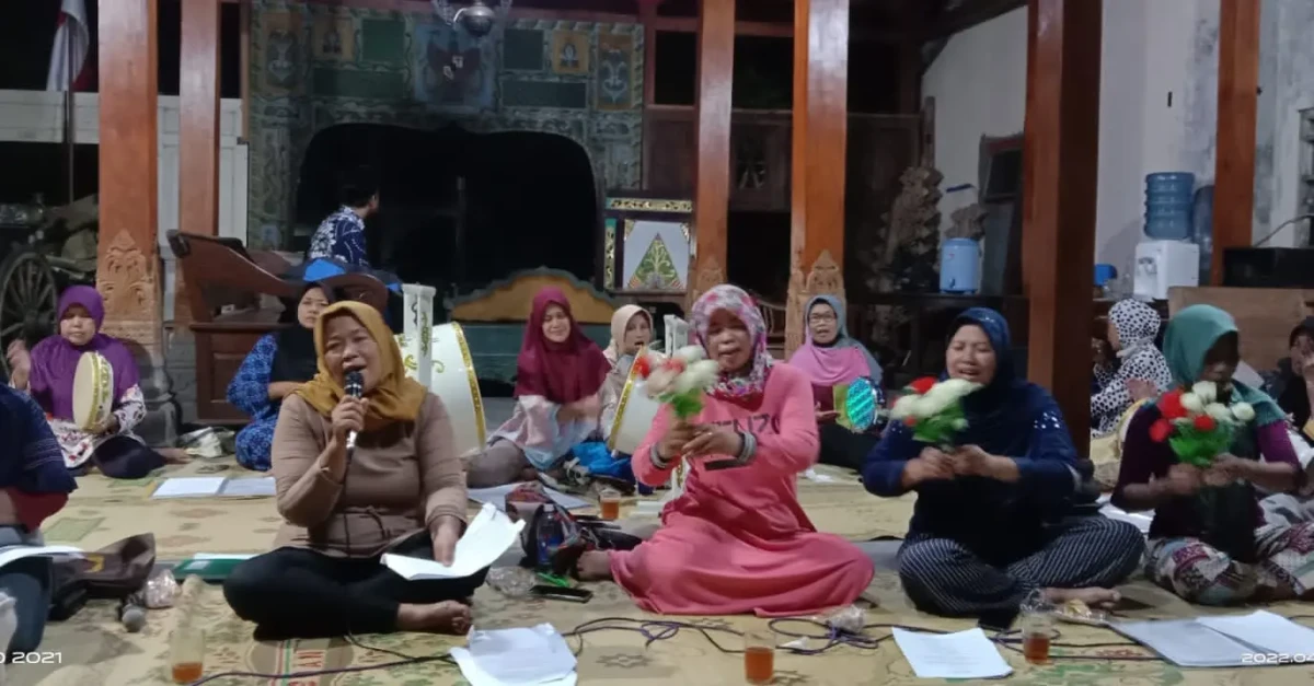 Latihan hadroh ibu2 Mar" atus  sholikhah  kayen rabo tgl 13 april 2022  jam 20.30 di joglo suratno kayen