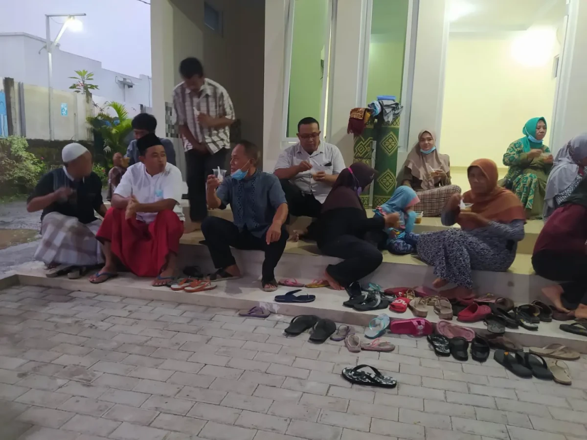 buka bersama di lanjut sholat Maghrib berjamaah