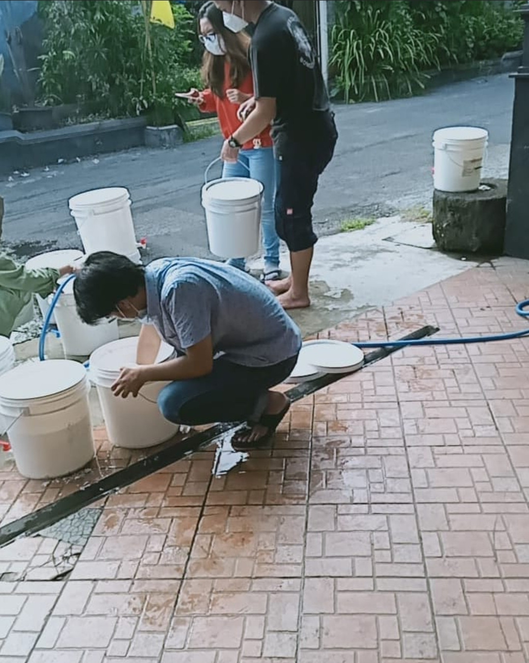 Bersama mahasiswa KKN dari UNS membuat tempat cuci tangan untuk warga, dirumah bpk RW 11 Gempol, 19 Agustus 2021