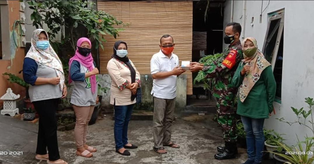 Penyerahan Obat untuk warga RW.14 Dero yang sedang isolasi  mandiri dari TNI dan kader
