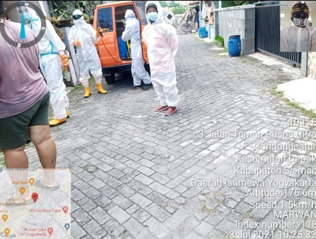 Penyemprotan Disenfektan oleh Destana Kalurahan Condongcatur pada hari Sabtu 3/7/2021 di RW 8 Padukuhan Sanggrahan
