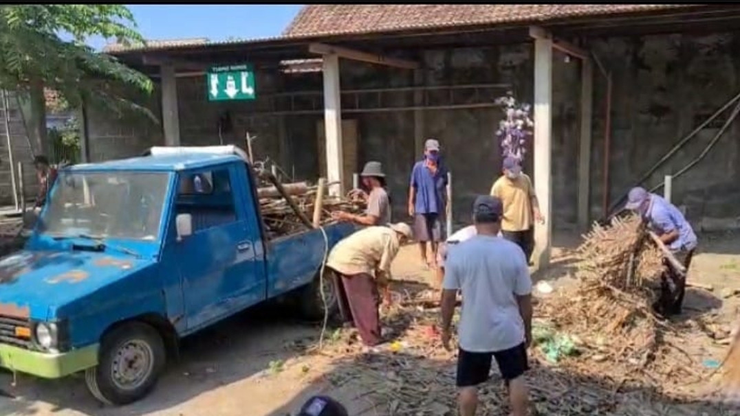 kerja bakti di masjid Nurul Hidayah  kayen  persiapan tempat penyembelihan hewan korban