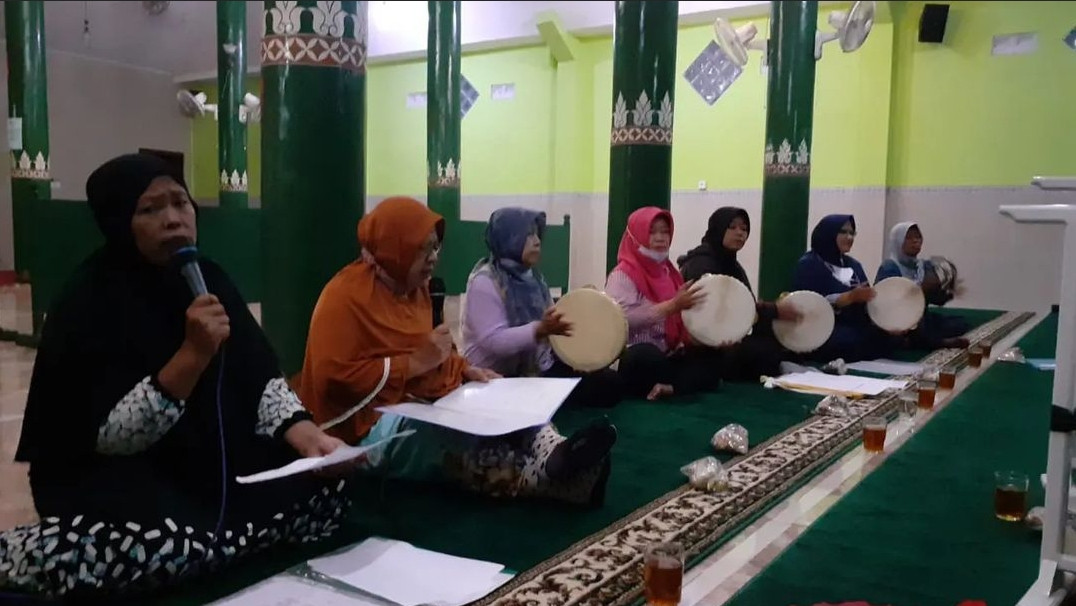 Latihan hadroh ibu2 Mar' atus Sholikhah  kayen