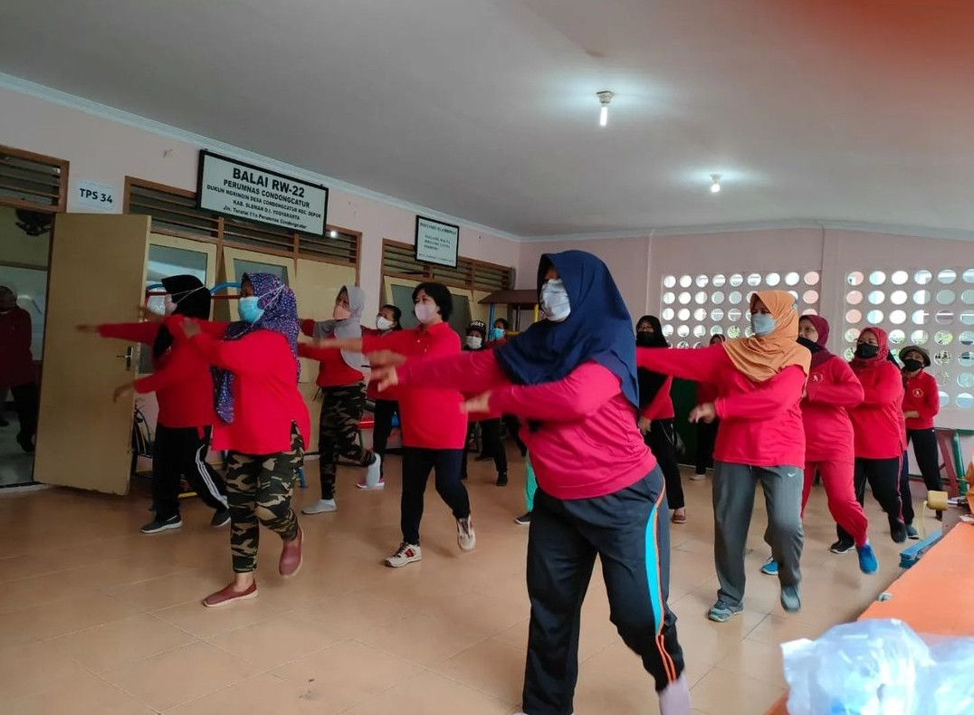 Senam jantung sehat PKK RW 22 BLOK 1 Ngringin