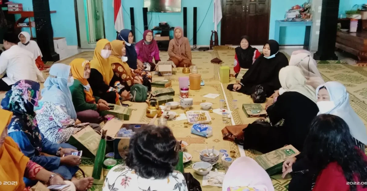 Mangayubagyo Kondur Haji  Bpk dan ibu Reno Candra di joglo Cepit  oleh masyarakat