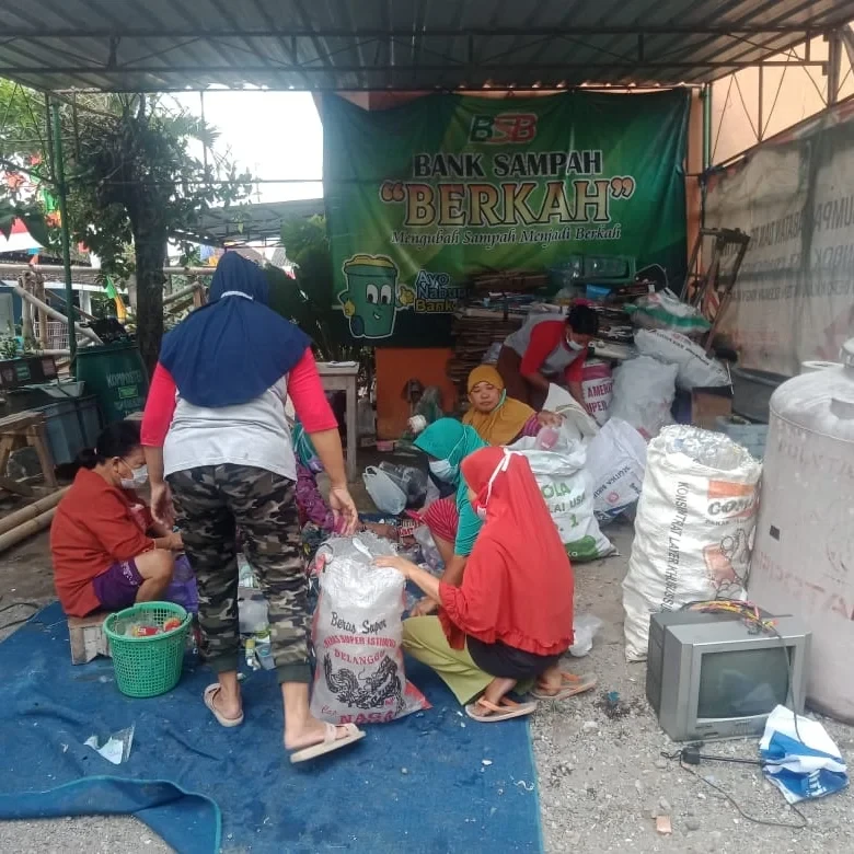 Kegiatan milah sampah di BANK SAMPAH BERKAH RT07RW 60 PADUKUHAN JOHO