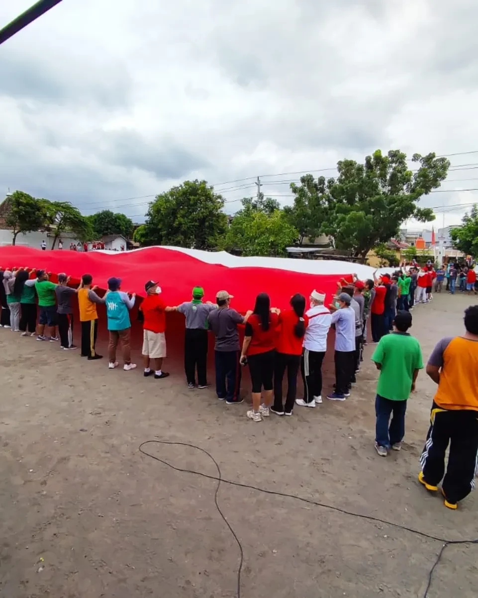 Senam , jalan sehat , pembentangan bendera raksasa , dihadiri Bpk penewu , Bpk lurah  Condongcatur ,  dilapangan Perumnas , dlm rangka HUT RI ke 77  Blok ll RW 17